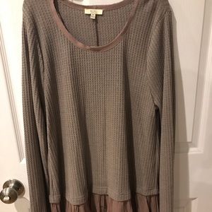 Kori light brown thermal, ruffled hem top